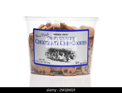 IRVINE, CALIFORNIE - 15 DEC 2022: Un bac de biscuits mini chocolat Trader Joes. Banque D'Images