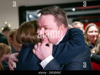 Le candidat travailliste Andrew Western est accueilli par les militants du parti lorsqu'il arrive à Old Trafford, car les votes sont comptés à Old Trafford dans le Grand Manchester pour l'élection partielle de Stretford et Urmston après que Kate Green ait démissionné. Neuf candidats sont en lice pour lui succéder en tant que députée du bastion travailliste dans le sud-ouest du Grand Manchester. Date de la photo: Vendredi 16 décembre 2022. Banque D'Images