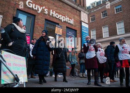 Londres, Royaume-Uni. 15th décembre 2022. Les infirmières tiennent des affiches sur une ligne de piquetage officielle à l'extérieur de l'hôpital Guy. Des infirmières du Royal College of Nursing (RCN), en Angleterre, au pays de Galles et en Irlande du Nord, ont participé à la première de deux grèves de 12 heures sur la rémunération et les conditions de travail, la première de ces sorties massives d'infirmières depuis un siècle. Crédit : Mark Kerrison/Alamy Live News Banque D'Images