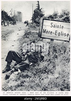 Un parachutiste américain prenant un bref repos sur le bord de la route à St. Simple Eglise, Normandie. Cette ville a été capturée par des troupes américaines aéroportées peu après leur débarquement le jour J, 6th juin 1944. Banque D'Images