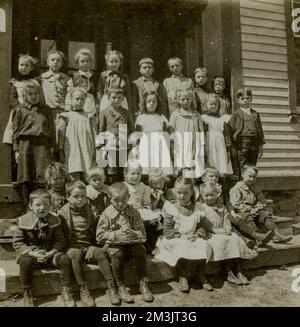 Old Village School image de classe non identifiée , écoles, enfants d'école Banque D'Images