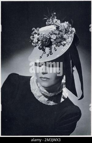 Un papier jaune panama garni d'un ruban de velours vert. Le design a été décoré avec différents types de fruits et de fleurs. Banque D'Images