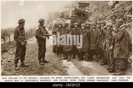 Troupes néo-zélandaises avec prisonniers parachutistes nazis Banque D'Images