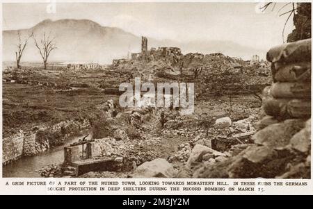 La ville italienne ruinée de Cassino, mars 1944. Entre janvier et mai 1944, la ville de Cassino et le monastère bénédictin de Monte Cassino ont été complètement détruits lorsque la Cinquième Armée alliée a tenté de pousser les troupes nazies d'occupation hors de leur position défensive forte dans la région. Banque D'Images