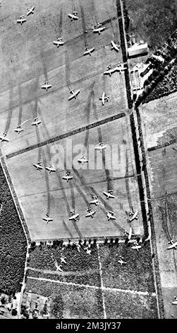 Photographie aérienne montrant les planeurs de l'Armée aéroportée alliée après qu'ils ont atterri en Hollande, septembre 1944. Le 17th septembre 1944, l'opération « jardin du marché » a été mise en œuvre ; un plan audacieux conçu par le maréchal Montgomery pour faire tomber des milliers de troupes aéroportées en Hollande afin de capturer une route d'invasion vers l'Allemagne. Les divisions British First Airborne, American 81st et 101st ont pris part au plan, qui a finalement échoué. Date: 1944 Banque D'Images