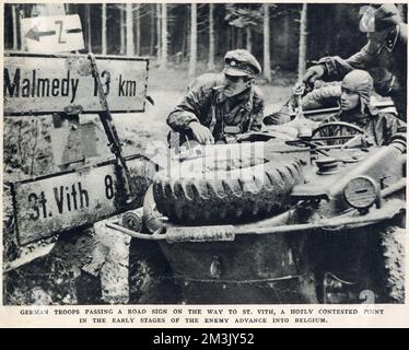 Infanterie allemande dans une jeep près de St. Vith, pendant les premières étapes de la « bataille des Ardennes », décembre 1944. La « bataille des Ardennes » a été la dernière grande offensive nazie sur le front occidental pendant la Seconde Guerre mondiale et, bien qu'elle ait d'abord réussi, a entraîné des pertes allemandes majeures. Cette photo a été prise par une unité de film allemande pendant l'offensive allemande. Le film a ensuite été capturé pendant la contre-offensive des alliés. Banque D'Images