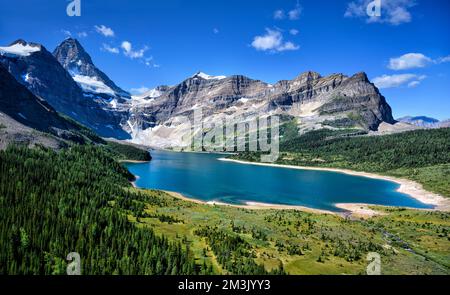 Mont Assiniboine et Lac Magog (vue de l'hélicoptère) Banque D'Images