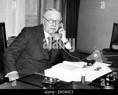 Photographie de Sir Kingsley Wood, le député conservateur, vu en 1938 - l'année où il a occupé les postes de ministre de la Santé et de secrétaire d'État à la Air. En tant que chancelier de l'Échiquier, il a conçu entre 1940 et 1943 le système d'impôt sur le revenu à payer selon vos revenus. Date: 1800 Banque D'Images