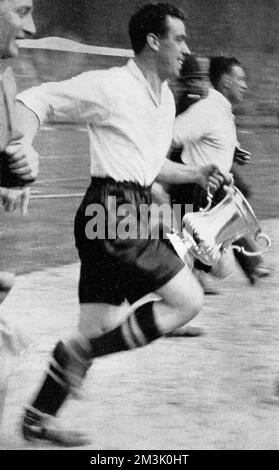 Dixie Dean, capitaine d'Everton, avec la F.A. Cup, 1933 Banque D'Images