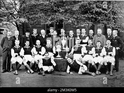 Aston Villa football Club, avec l'équipe pour la saison 1896-1897. La photo montre: Rangée arrière, de gauche à droite: G.B. Ramsay (secrétaire), M. V.A. Jones, J.Grierson (formateur), H.Spencer, F.Cooper, T.Wilkes, J. Ansell (président), D. Hodgetts, J.E. Margoschis (président), C.S. Johnstone, J. Welford, I. Whitehouse, W. McGregor, J.T. Lees, F.W. Rinder. Rangée centrale, assise, de gauche à droite : R. Chatt, J.W. Crabtree, J. Reynolds, Jas. Cowan, J. Devey (capitaine), F. Burton, D. Athersmith, J. Campbell. Rangée avant, au sol, de gauche à droite : S. Smith, John Cowan. 1896