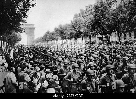 Troupes américaines marchant à travers Paris ; seconde Guerre mondiale Banque D'Images