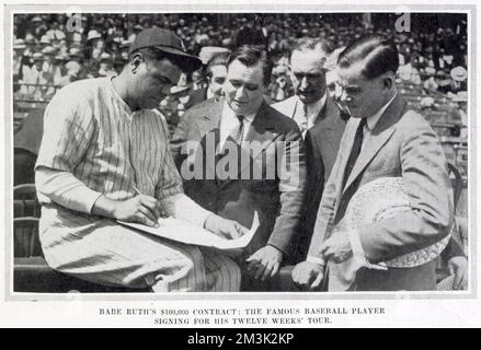 Babe Ruth (1895 - 1948), joueur américain de baseball, signant un contrat de $100 000 pour une tournée de douze semaines.
