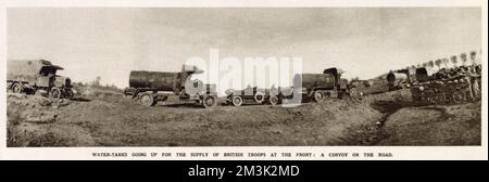 Convoi de camions-citernes britanniques en direction de la ligne de front en France, pendant la première Guerre mondiale. Banque D'Images