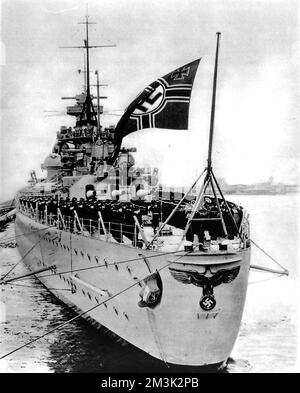 L'équipage du cuirassé allemand 'Charnhorst' a rassemblé sur le pont de la poupe pour saluer la montée du drapeau nazi. Lancé en juin 1936, le 'Scharnhorst' a été coulé à la bataille du Cap Nord par les navires de la Marine royale en décembre 1943. Banque D'Images