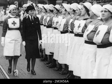 La duchesse de Gloucester (1901-2004), dans l'uniforme du commandant en chef adjoint de l'ordre de St. Jean de Jérusalem. Anciennement Lady Alice Montagu Douglas-Scott, elle épouse le troisième fils de George V, Henry, duc de Gloucester, en 1935. Elle devint princesse Alice, duchesse de Gloucester à la mort de son mari pour la distinguer de la duchesse actuelle. Banque D'Images