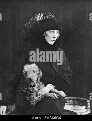 Portrait photographique de Lady Diana Cooper (1890-1981), auparavant Lady Diana Manners et plus tard Diana, Viscountess Norwich, l'actrice anglaise, figure de société et ensuite épouse de Duff Cooper. Dans cette photo, elle est photographiée avec son terrier Blue Bedlington, 'Major'. 1922 Banque D'Images