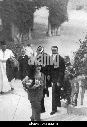 Lord Carnarvon est arrivé à Louxor du Caire sur 29 janvier 1923 pour l'ouverture de la chambre intérieure scellée au tombeau du roi Toutankhamen. Le gouverneur de la province de Kena a présenté à Lady Evelyn Herbert un grand bouquet de fleurs. 1923 Banque D'Images