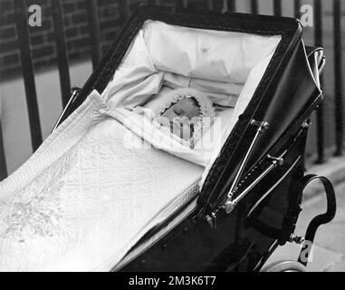 Princesse Elizabeth de York (aujourd'hui reine Elizabeth II), dans son pram à l'âge d'environ cinq mois, 1926. Date: 1926 Banque D'Images