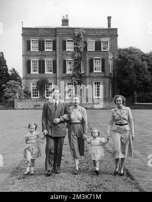 L'ex-roi, Michael de Roumanie avec sa famille: Sa femme, Pricess Anne de Boubon Parme, sa mère, l'ex-reine Helen et deux de ses trois filles, Margaret et Helen. Date: 1953 Banque D'Images