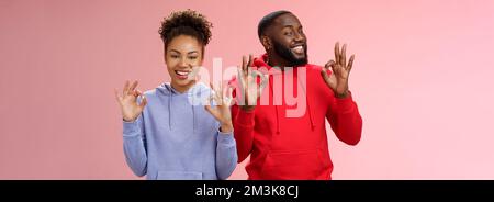 Tout est parfait.Charmant amour deux relations de couple afro-américain petite amie petit ami montrant OK excellent geste sourire approbation Banque D'Images