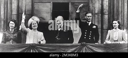 Winston Churchill et des membres de la famille royale se sont enlais devant la foule au Palais de Buckingham lors de la victoire de la Journée de l'Europe. Date : 9th mai 1945 Banque D'Images