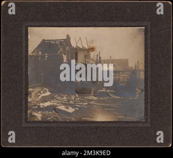 Incendie orphelin-dommages résidentiels,a , incendies, ruines, collection d'archives de la bibliothèque publique de Brockton Banque D'Images