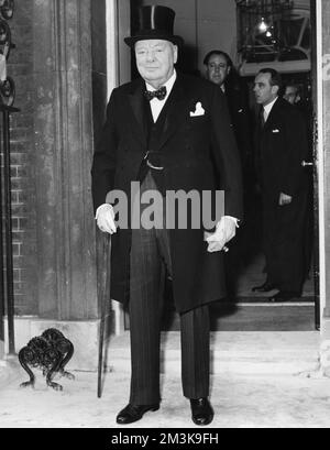 Sir Winston Leonard Spencer Churchill 1874 1965 politicien britannique et Premier ministre sur les marches du 10 Downing Street, Londres portant un chapeau de haut alors qu'il se prépare à partir pour Buckingham Palace pour faire sa démission Date : 5th avril 1955 Banque D'Images