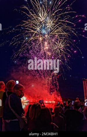 Exposition laser .Feuerwerk über Maschsee Hanovre. Banque D'Images