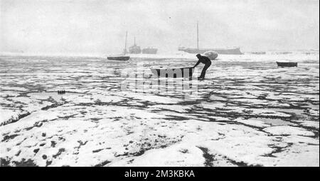 Une scène pendant le grand gel de 1947, l'un des hivers les plus durs connus en Grande-Bretagne. À Leigh-on-Sea, dans l'Essex, on voit un bateau qui sauve son canot de la glace encerclée qui fait de l'estuaire de la Tamise un paysage polaire. Ce n’est qu’en déplaçant leur embarcation toutes les vingt-quatre heures que les propriétaires de bateaux pourraient espérer s’assurer qu’ils échapperaient aux dommages causés par la pression de la glace. Date: 1947 Banque D'Images