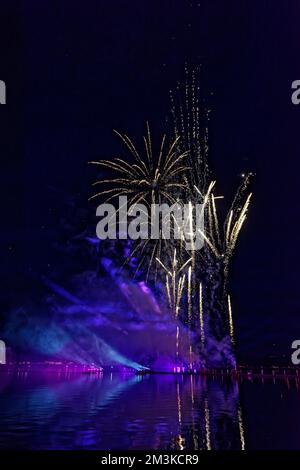 Exposition laser .Feuerwerk über Maschsee Hanovre. Banque D'Images