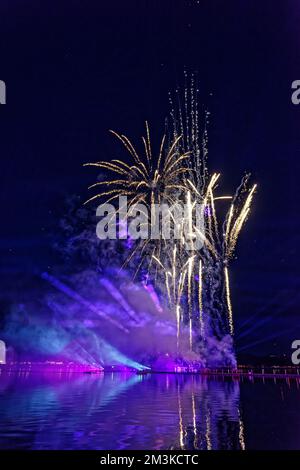 Exposition laser .Feuerwerk über Maschsee Hanovre. Banque D'Images