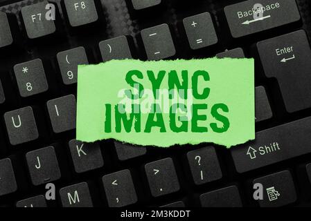 Symbole de texte indiquant les images synchronisées. Concept Internet permettant de rendre les photos identiques sur tous les appareils accessibles partout Banque D'Images