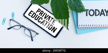 Affiche textuelle indiquant l'éducation privée. Approche d'entreprise appartenant à une personne ou à un groupe particulier Banque D'Images