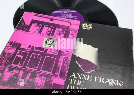 Anne Frank l'agenda d'un album de jeune fille sur disque vinyle LP. Livre audio, autobiographie Banque D'Images