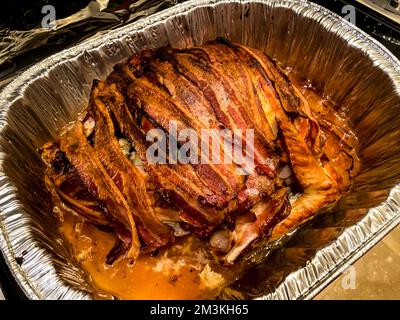 Dinde enveloppée de bacon. dinde enveloppée de bacon pour Thanksgiving dans une assiette en aluminium. Banque D'Images