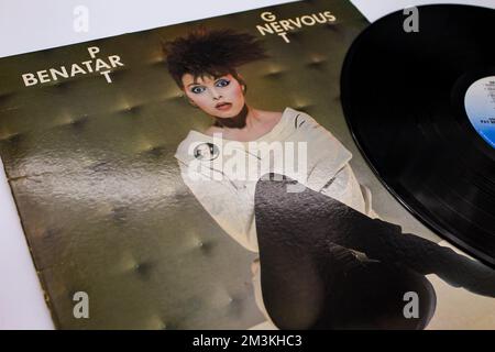 Hard Rock et pop rock artiste, Pat Benatar album de musique sur vinyle disque LP. Intitulé : couverture de l'album Get nerveux Banque D'Images