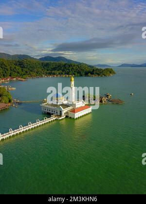 Vue aérienne de la magnifique mosquée flottante de l'île Pangkor. Banque D'Images