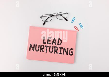 Affiche textuelle indiquant le lead nuring. Mot pour la méthode d'établissement d'une relation avec des clients potentiels Banque D'Images