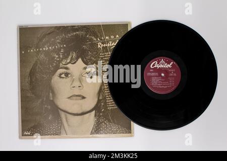 Rock, artiste de country rock et folk rock, Linda Ronstadt album de musique sur disque vinyle LP. Intitulé: Une rétrospective, une compilation de chansons Banque D'Images