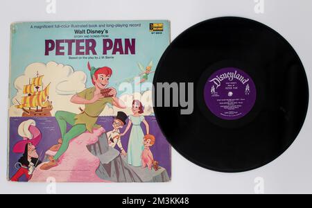 Peter Pan est un film d'aventure fantasy américain de 1953 produit par Walt Disney Productions sur disque vinyle lp. Banque D'Images