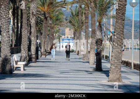 Alicante, Espagne : 2022 17 novembre : personnes marchant le long du Paseo Maritimo de San Juan à Alicante en 2022. Banque D'Images