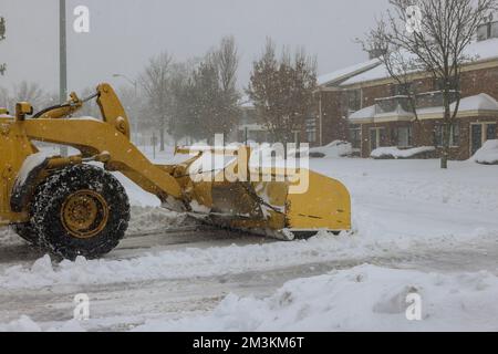 Après une tempête de neige énorme, le tracteur est utilisé pour nettoyer la neige pendant la tempête Banque D'Images