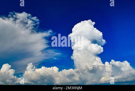 Ciel bleu foncé avec nuages blancs en forme de champignon. Le ciel du village en fin d'après-midi d'été. Tainan City, Taïwan Banque D'Images