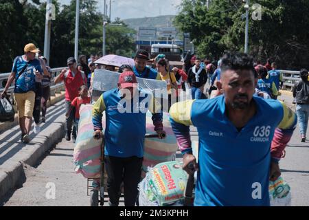 Cucuta, Colombie. 15th décembre 2022. Les gens traversent le pont international Simon Bolivar à la frontière entre la Colombie et le Venezuela. Credit: Ferley Ospina/dpa/Alay Live News Banque D'Images