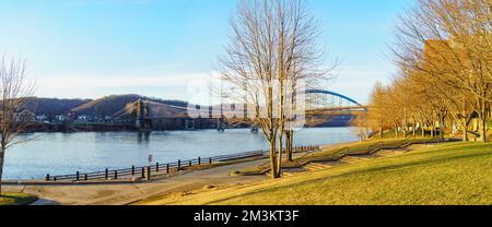 Panorama sur la rivière Ohio avec suspension Wheeling et ponts de fort Henry.vous pouvez voir l'Ohio de l'autre côté de la rivière, prise du parc riverain Heritage Port, Wheel Banque D'Images