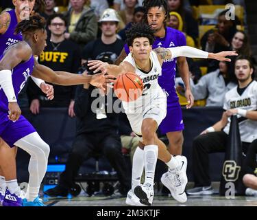 Boulder, Colorado, États-Unis. 15th décembre 2022. Colorado Buffaloes garde KJ Simpson (2) atteint pour une balle lâche dans le match de basket-ball masculin entre le Colorado et le nord de l'Alabama à Boulder, CO Derek Regensburger/CSM/Alamy Live News Banque D'Images