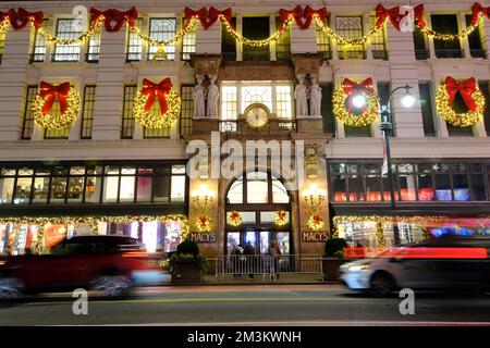 Décorations de lumières de Noël sur la façade du grand magasin de Macy dans le centre de Manhattan. New York City, États-Unis Banque D'Images