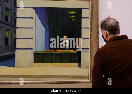 Un visiteur regardant la peinture de New York Office,1962 par Edward Hopper dans l'exposition d'Edward Hopper's New York au Whitney Museum of American Art.New York City.USA Banque D'Images