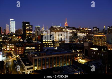 La vue au crépuscule de Manhattan depuis Meatpacking District dans West Village avec Empire State Building en arrière-plan.New York.New York.USA Banque D'Images