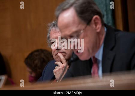 Washington DC, États-Unis. 15th décembre 2022. Le sénateur des États-Unis Sherrod Brown (démocrate de l'Ohio), président du Comité sénatorial américain des banques, du logement et des affaires urbaines, à gauche, écoute tandis que le sénateur des États-Unis Pat Toomey (républicain de Pennsylvanie), membre du classement du Comité sénatorial américain des banques, du logement, Et Affaires urbaines, à droite, interroge le directeur du Bureau de la protection financière des consommateurs, Rohit Chopra, lors d'une audience de la commission des banques, du logement et des affaires urbaines pour examiner le rapport semestriel du Bureau de la protection financière des consommateurs au Congrès, dans l'immeuble Dirksen du Bureau du Sénat à WAS Banque D'Images